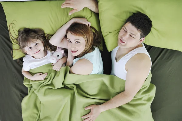 Mutlu aile yatakta rahatlatıcı — Stok fotoğraf