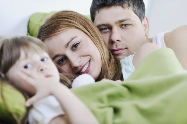 Szczęśliwa rodzina relaksując się w łóżku — Zdjęcie stockowe