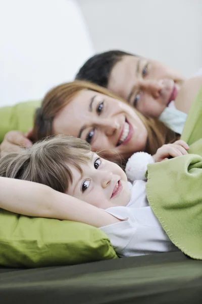 Glückliche Familie entspannt im Bett — Stockfoto