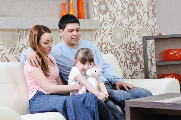 Feliz familia joven en casa — Foto de Stock