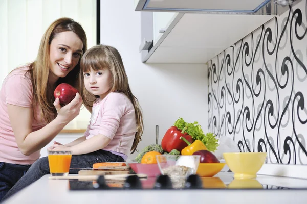 Feliz hija y mamá en la cocina — Foto de Stock