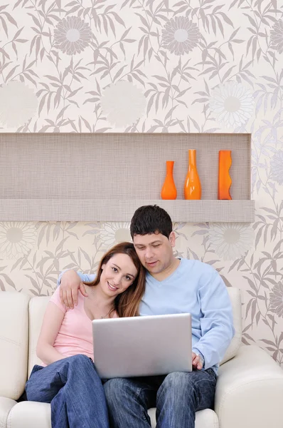 Junges Paar arbeitet zu Hause am Laptop — Stockfoto