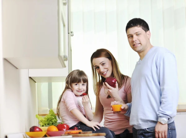 Joyeux jeune famille dans la cuisine — Photo