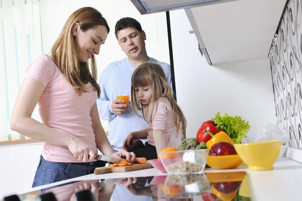 Glad ung familj i köket — Stockfoto