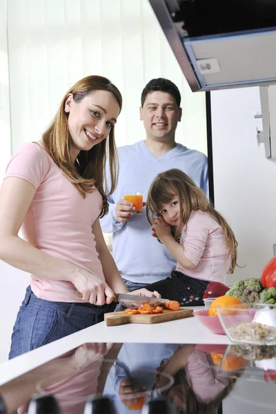 Ευτυχισμένη οικογένεια νέους στην κουζίνα — Φωτογραφία Αρχείου