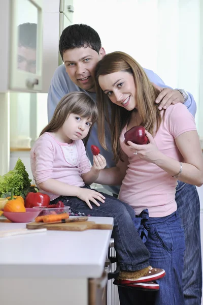 Feliz familia joven en la cocina — Foto de Stock