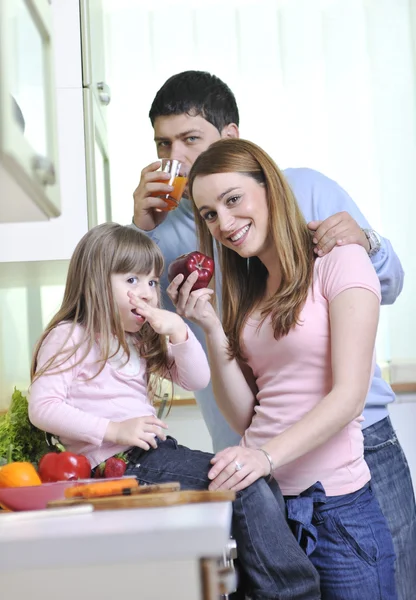 Feliz familia joven en la cocina —  Fotos de Stock