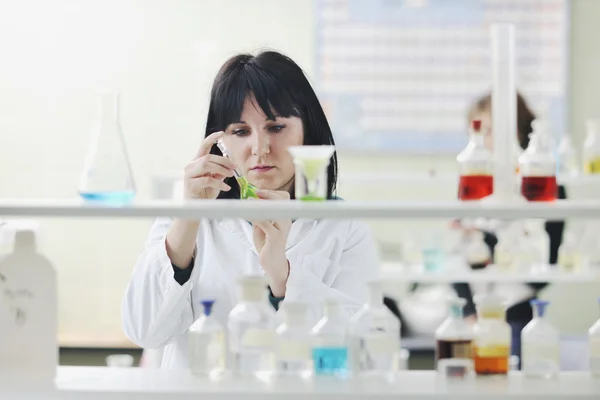 Jovem mulher no laboratório — Fotografia de Stock