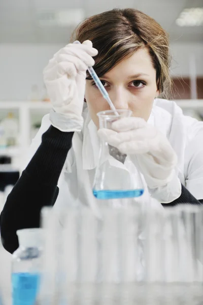 Młoda kobieta w laboratorium — Zdjęcie stockowe