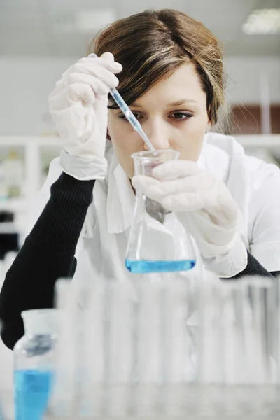 Jovem mulher no laboratório — Fotografia de Stock
