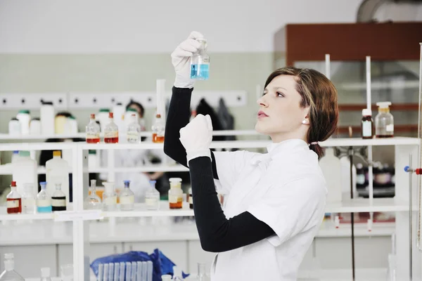 Mladá žena v laboratoři — Stock fotografie
