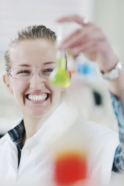Laboratuvarda genç kadın — Stok fotoğraf