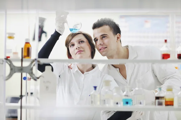 Studenten paar in lab — Stockfoto