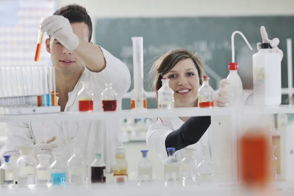 Pareja de estudiantes en laboratorio — Foto de Stock