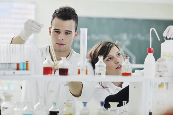 Studenter par i lab — Stockfoto