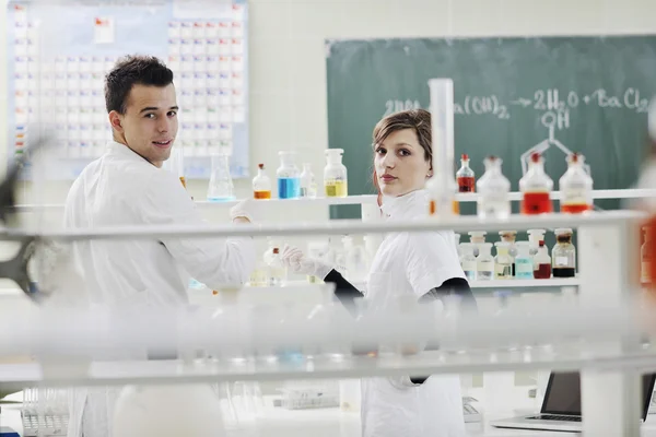 Studenti coppia in laboratorio — Foto Stock