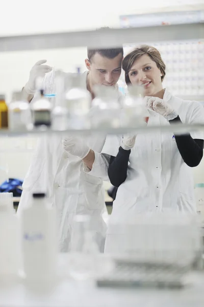 Estudantes casal no laboratório — Fotografia de Stock