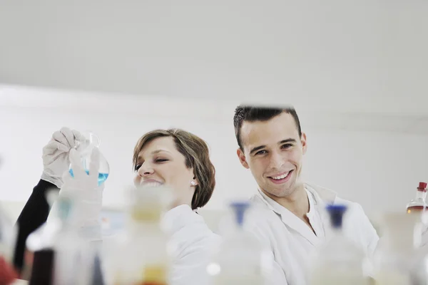 Studenten paar in lab — Stockfoto