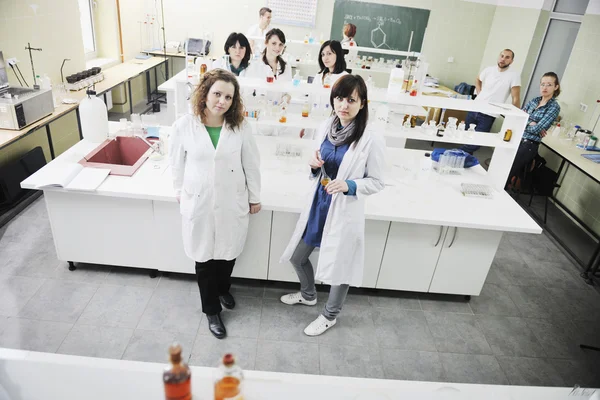 Група в лабораторії — стокове фото
