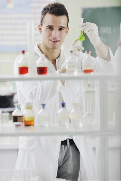 Jonge wetenschapper in lab — Stockfoto