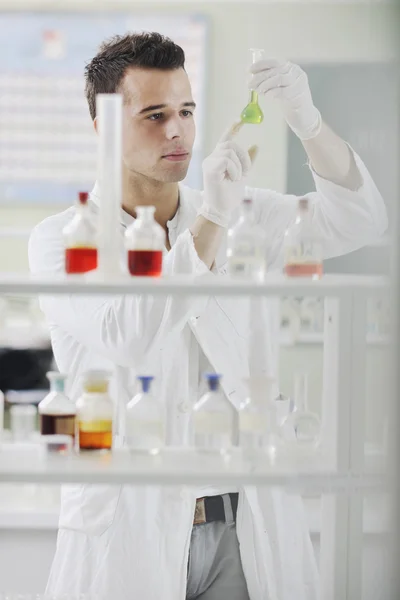 Joven científico en laboratorio —  Fotos de Stock