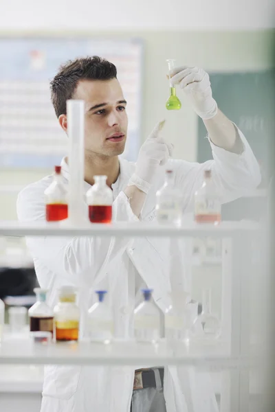 Молодий вчений в лабораторії — стокове фото