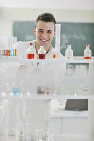 Giovane scienziato in laboratorio — Foto Stock