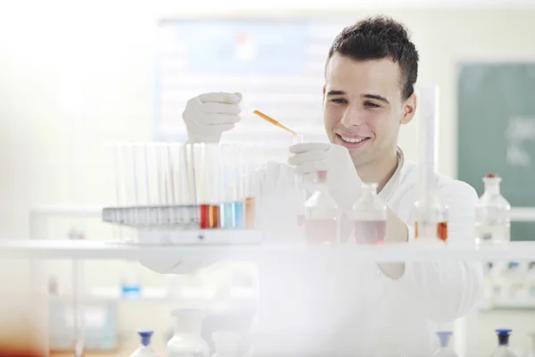 Giovane scienziato in laboratorio — Foto Stock
