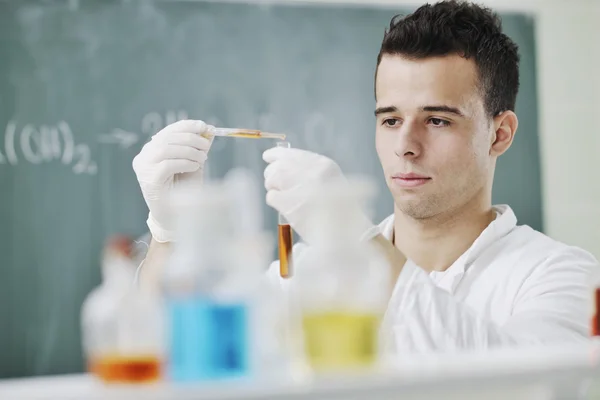 Jeune scientifique en laboratoire — Photo