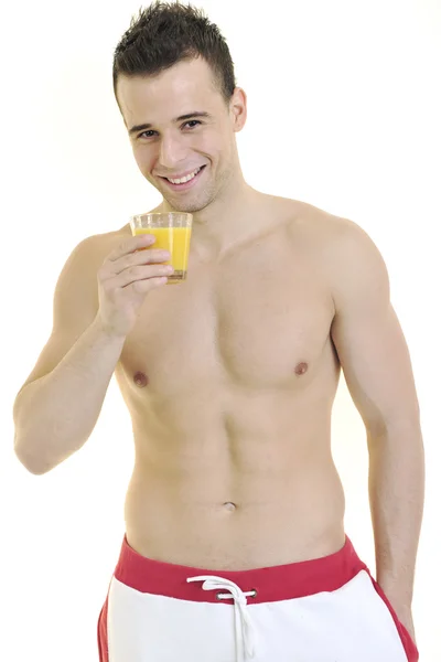Молодой спортсмен пьет апельсиновый сок — стоковое фото