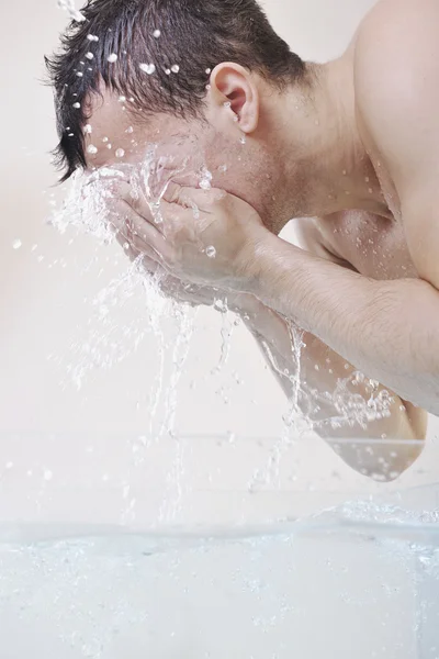 Mycia twarzy — Zdjęcie stockowe