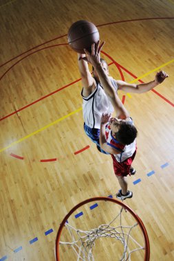 basketbol oyun oynuyor