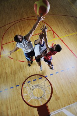 basketbol oyun oynuyor