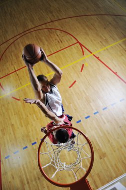 basketbol oyun oynuyor