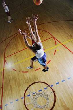 basketbol oyun oynuyor