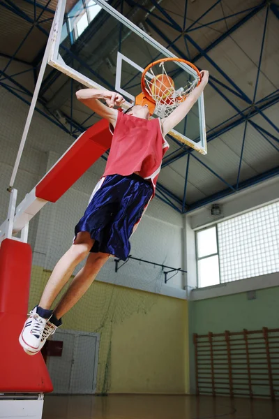 Баскетбольный прыжок — стоковое фото