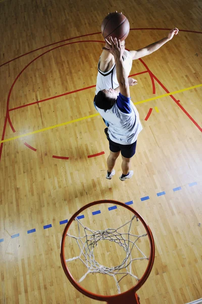 Pelaaminen koripallo peli — kuvapankkivalokuva
