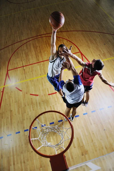 在玩篮球游戏 — 图库照片