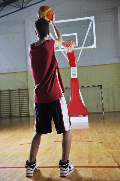 Basketbalový hráč střílí — Stock fotografie