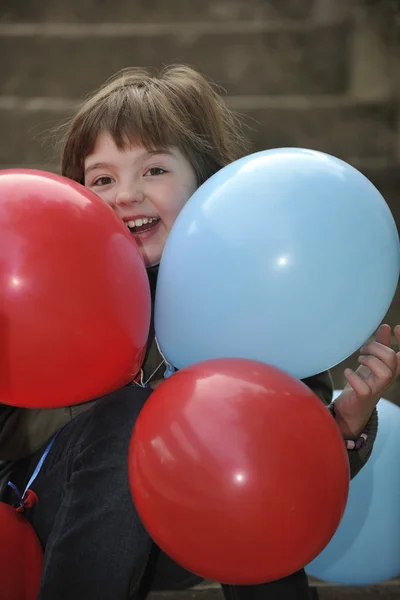 Дівчина з повітряними кулями на відкритому повітрі — стокове фото