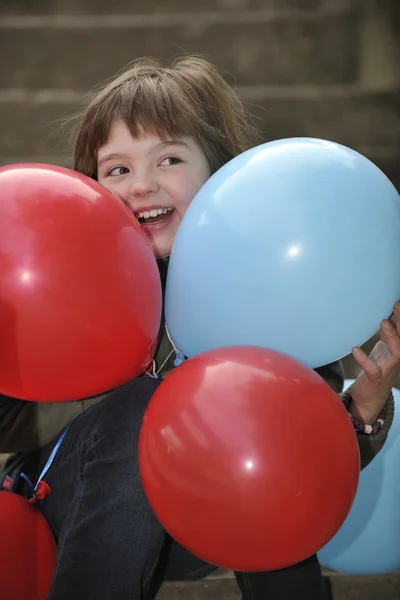 Mädchen mit Luftballons im Freien — Stockfoto