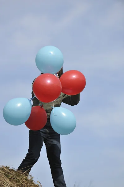 Κορίτσι με μπαλόνια εξωτερική — Φωτογραφία Αρχείου