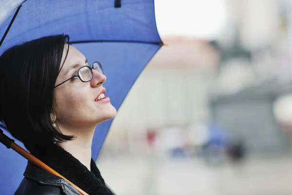 Kvinna på gatan med paraply — Stockfoto