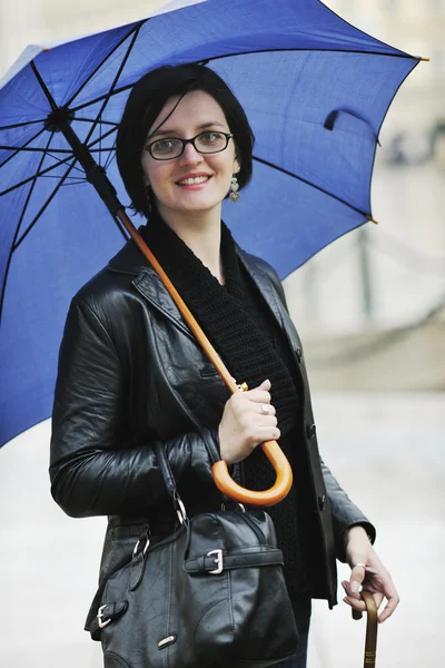 Жінка на вулиці з парасолькою — стокове фото
