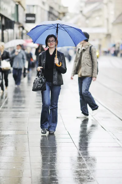 Vrouw op straat met paraplu — Stockfoto
