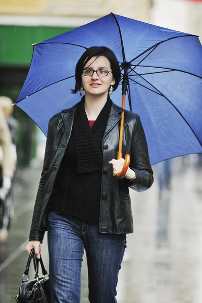 Mujer en la calle con paraguas —  Fotos de Stock