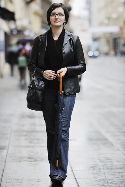 Donna in strada con ombrello — Foto Stock