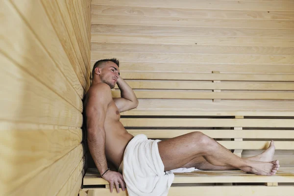 Atrakcyjny młody człowiek w saunie — Zdjęcie stockowe