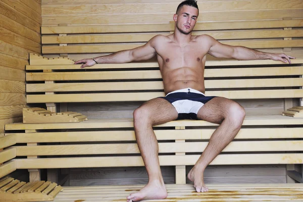 Atractivo joven en la sauna — Foto de Stock