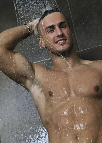 Bra ser man man duschen — Stockfoto
